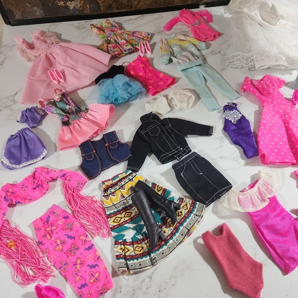Vtg BARBIE HUGE LOT Clothes Shoes Hangers Accessories Outfits Gymnastics Tennis - Picture 6 of 16